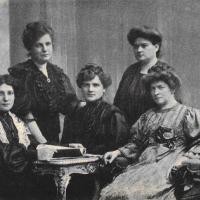 Mitglieder des Frauenreichskomitees 1904 (von li: Anna Boschek, Therese Schlesinger, Amalie Seidel, Adelheid Popp, Lotte Pohl-Glas)