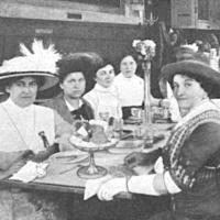 Teilnehmerinnen der Internationalen Frauenstimmrechtskonferenz in Wien im Juni 1913 beim Frühstück im Cafe Prückl