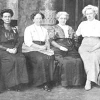 Präsidium des Internationalen Frauenstimmrechtskongresses in Budapest im Juni 1913 (ganz re.Ernestine Fürth)