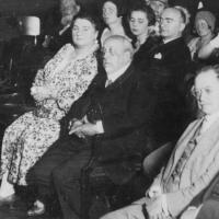 Marie Goldscheid neben ihrem Mann Rudolf Goldscheid anlässlich einer Feier zu seinem 60. Geburtstag (1930)