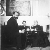 Hertha und ihre Mutter Editha Mautner-Markhof mit Gustav Klimt