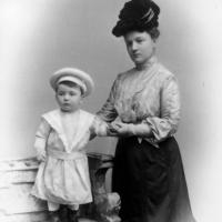 Bertha Pauli mit ihrem Sohn Wolfgang (1901)