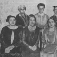 Frantiska Plaminkova (sitzend 1. v. li.) und Adele Schreiber-Krieger (stehend 1. v. li.) bei der 11. Konferenz der International Alliance of Women 1929 in Berlin