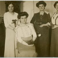 Paula Pogány, Rosika Schwimmer, Franciska Schwimmer und Jane Dirnfield (von li. n. re.), 1913 Kongress