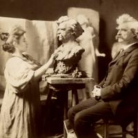 Theresa Feodorowna Ries mit Mark Twain an der Arbeit zu seiner Büste (1898)
