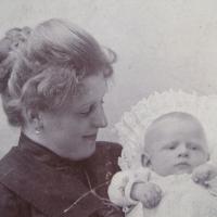 Ottilie Stainer mit Sohn Harald (1901)