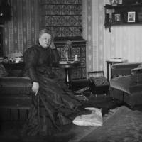 Bertha von Suttner 1911 in ihrer Wohnung