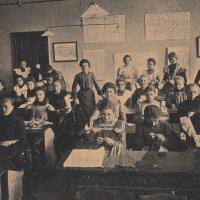 Schülerinnen der Frauengewerbeschule des Vereins Vesna beim Nähen