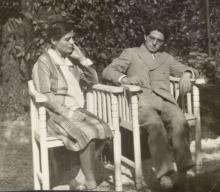 Raissa Adler mit Manès Sperber im Garten der Adler Villa (1920er)